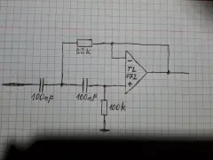 Schemat obwodu z TL072, kondensatorami 100nF, rezystorem 22k i 100k. To jest filtr górnoprzepustowy.