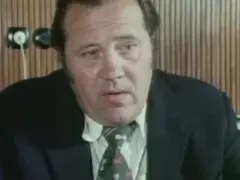 Zdzisław Kozień, w garniturze i krawacie, opowiada o swojej żonie.