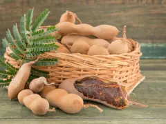 Koszyk pełen owoców tamaryndowca, idealnych do przygotowania pysznych dań. Odkryj pasta z tamaryndowca przepisy!