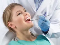 Twoje szkliwo słabnie? Wzmocnij zęby domowo i u dentysty!
