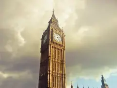 Big Ben w Londynie, zastanawiam się, ile się leci do Londynu, by zobaczyć tę wieżę.