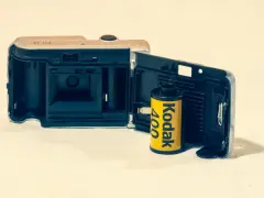 Otwarta klapka aparatu z włożonym rolką filmu Kodak 400. Klasyczny film analogowy gotowy do uchwycenia wspomnień.
