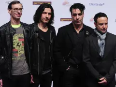 Le groupe allemand des années 2000, Rammstein, pose sur le tapis rouge.