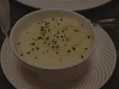 Krämig potatismos i en vit skål, garnerad med gräslök. Perfekt för att frysa potatis och njuta av senare.