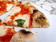 Puszyste ciasto na pizzę neapolitańską z rozpływającym się serem i pomidorowym sosem. Idealne na letni wieczór.