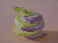 Gestapelte Scheiben von grünem und violettem Kohlrabi, bereit zum Kohlrabi kochen.