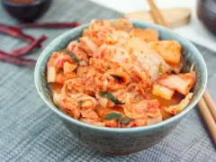 Kimchi: Co to jest? Odkryj smak, zdrowie i sekrety koreańskiej kiszonki