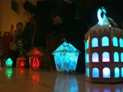 Kolorowe lampiony, jak te na roratach, rozświetlają mrok. Dzieci niosą je w procesji, tworząc magiczny widok.