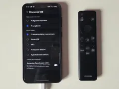 Telefon podłączony do telewizora przez USB. Ustawienia USB na ekranie telefonu pokazują opcje przesyłania plików, co jest kluczowe, jak połączyć telefon z telewizorem.