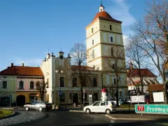 Wieża ratuszowa i kolorowe kamienice w Leżajsku. Atrakcje miasta zachęcają do zwiedzania.