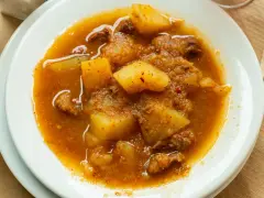 Guiso reconfortante con trozos de carne y patatas en una salsa especiada, perfecto para los alimentos de invierno.