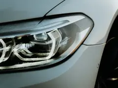 Nowoczesny reflektor LED. Czy żarówki postojowe LED są legalne? To pytanie nurtuje wielu kierowców.