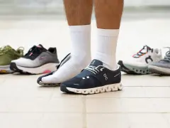 Un hombre prueba varios modelos de zapatillas, buscando el mejor calzado para caminar.