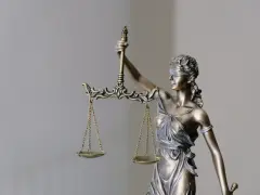 Figurka Temidy z wagą. Czy syndyk sprawdza historię rachunku? Sprawiedliwość waży dowody.