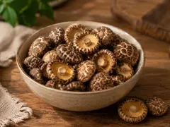 Miseczka pełna suszonych grzybów shiitake, gotowych do dodania smaku potrawom.