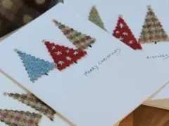 Tarjetas de Navidad para dibujar con árboles de tela cosidos. Un diseño encantador para crear tus propias felicitaciones.