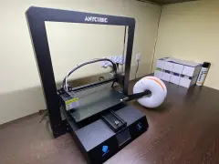Drukarka 3D Anycubic Mega X z filamentem, gotowa do pracy.