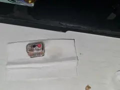 Cartucho de Vaporesso XROS con líquido derramado, indicando posibles problemas.