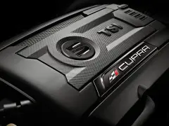 Detaljerad vy av ett modernt tsi motorlock med Cupra-logotypen.