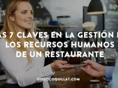 Una empleada de restaurante sonriente entrega una taza de café. El texto superpuesto habla sobre la gestión de recursos humanos en un restaurante.
