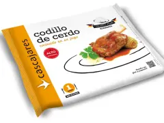 Paquete de codillo de cerdo cocinado en su jugo, con guarnición de patatas y perejil.