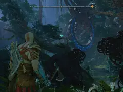 Kratos w opuszczonej wiosce, gdzie kruki Odyna strzegą tajemnic.