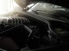 Silnik diesla z zamontowanym filtrem stożkowym. Lepszy przepływ powietrza to klucz do mocy!