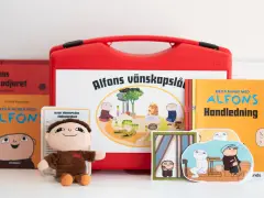 Alfons Åberg pyssel med böcker, en mjukis och en röd låda med illustrationer. Perfekt för små fans!