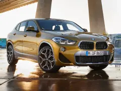 Złoty BMW X2 na tle mostu i skateparku. Nowoczesny leasing jak abonament, bez zobowiązań.