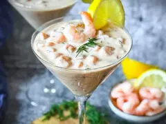 Ein cremiger Shrimp Cocktail in einem Martiniglas, garniert mit Dill und Zitrone. Ein köstlicher Genuss!