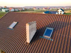 Dachówka ceramiczna, dwa okna dachowe i komin. Czy wybicie okna wymaga pozwolenia na budowę?