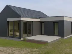 Nowoczesny dom z dużymi przeszkleniami i tarasem. Taki projekt wymaga precyzyjnego kosztorysu inwestorskiego.