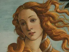 Portret Wenus z obrazu Sandra Botticellego. Jej złote włosy falują na błękitnym tle.