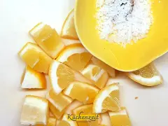 Frische Zitronenspalten und grobes Salz in einer gelben Schale – die perfekte Basis für viele Rezepte mit Zitrone.