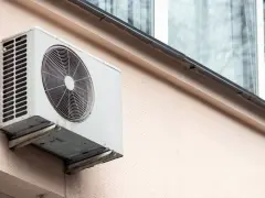Jednostka klimatyzatora na ścianie bloku. Dlaczego wspólnoty w starych blokach masowo odmawiają zgody na klimatyzację?