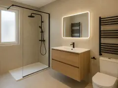 Salle de bain moderne avec douche à l'italienne, meuble vasque en bois, miroir lumineux et radiateur noir. Une belle idée salle de bain douche.