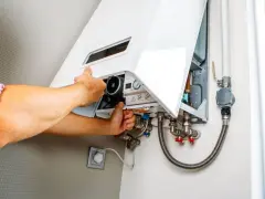 Tecnico che controlla un scaldabagno a gas. Speriamo non faccia il botto!
