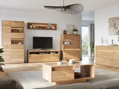 Nowoczesny salon z meblami w kolorze jasny dąb. Komody, witryna i stolik kawowy tworzą przytulną atmosferę.