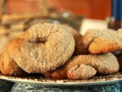 Ciambelline al vino dorate e cosparse di zucchero, pronte per essere gustate.