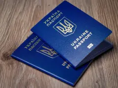 Dwa niebieskie paszporty Ukrainy leżą na drewnianym tle. Czy do Turcji potrzebny jest paszport? Tak, do podróży do Turcji potrzebny jest paszport.
