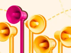 Megafoni colorati, uno rosa acceso e gli altri gialli, che sembrano annunciare i migliori corsi di comunicazione.