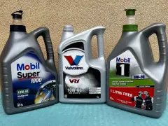 Trzy bańki oleju silnikowego: Mobil Super 1000, Valvoline Racing VR1 i Mobil 1. Wybór dla każdego silnika, od klasyki po wyścigowe maszyny.
