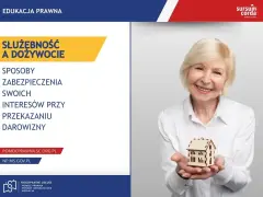 Uśmiechnięta starsza pani trzyma w dłoniach model domu, symbolizując bezpieczne przepisanie mieszkania na dziecko.