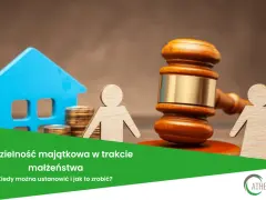 Symboliczne przedstawienie rozdzielności majątkowej: dom, monety, para figur i młotek sędziowski.