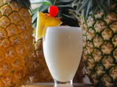 Rum z sokiem ananasowym: Przepisy na drinki, Piña Colada i więcej