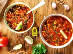 Zupa meksykańska Ani Gotuje: aromatyczne chili con carne z fasolą, kukurydzą i pomidorami, ozdobione limonką.