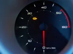 Kontrolka filtra cząstek stałych świeci się na desce rozdzielczej. Może to oznaczać problem z systemem DPF, który jest ważny dla normy **euro 4**.