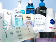 Vielfalt an Produkten, womit Gesicht waschen: Schaum, Gel, Creme und Reinigungsmilch von Babor, CeraVe, Neutrogena, Garnier, Isana, Luvos, Lavera, Nivea, Sebamed und Clinique.