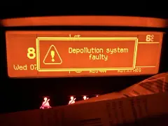 Peugeot 307: komunikat "Depollution system faulty" (usterka układu oczyszczania spalin) na wyświetlaczu.