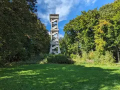 Der Aussichtsturm Ebersberg ragt majestätisch zwischen grünen Bäumen empor. Eine Wendeltreppe führt zur Spitze, von wo aus man eine herrliche Aussicht genießen kann.
